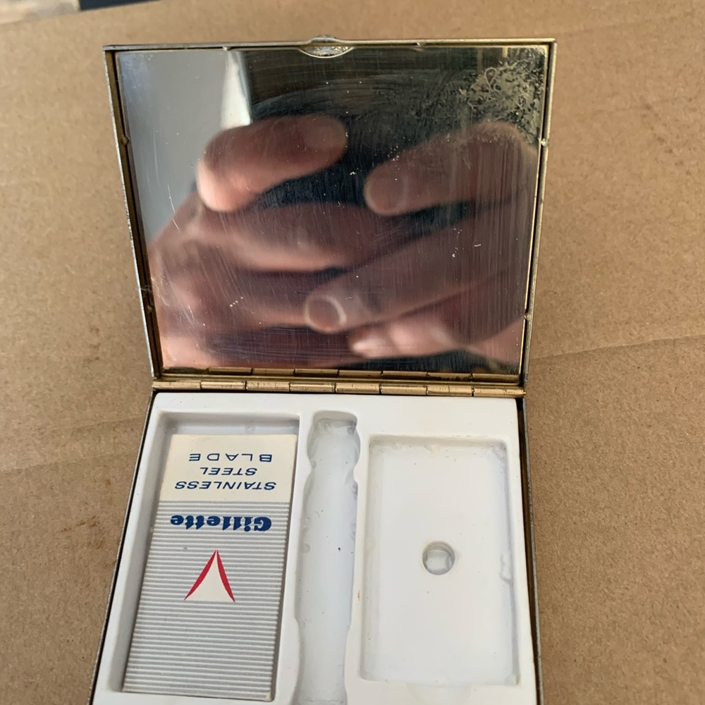 Antique Gillette Razor and Blade Compact - Picture 2 of 2